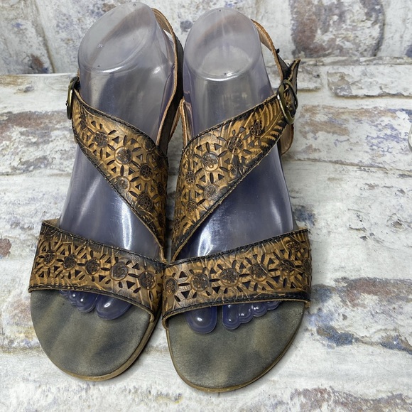 Spring Step Brown Sandals - Picture 3 of 9